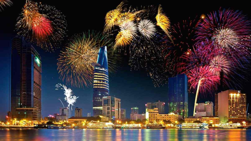 Pháo hoa rực sáng trên bầu trời TP.HCM