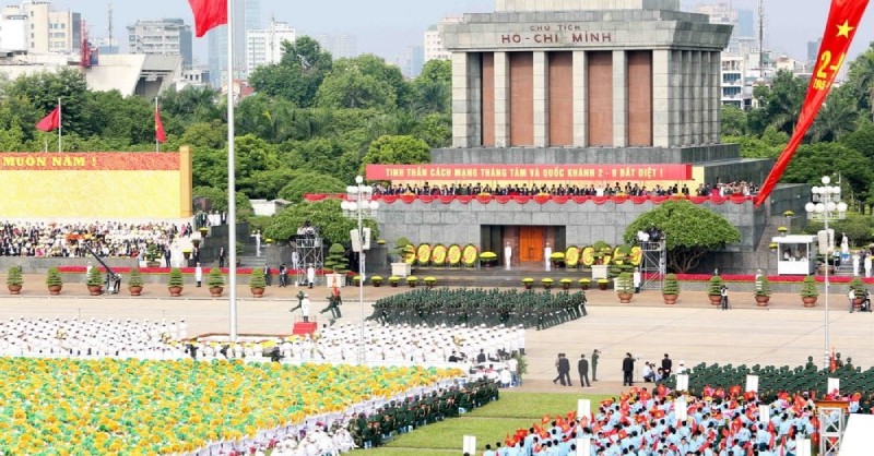 Lễ diễu binh diễu hành tổ chức trước lăng Bác