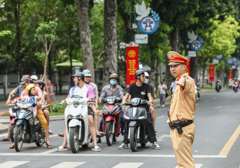 Công an thực hiện điều hướng người dân tránh đường bị cấm