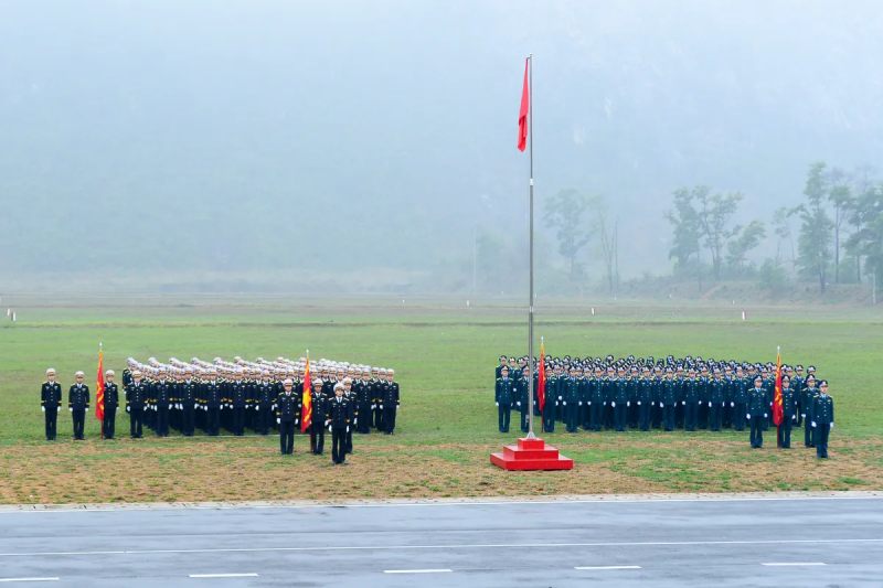 Chiến sĩ thực hiện lễ tượng niệm