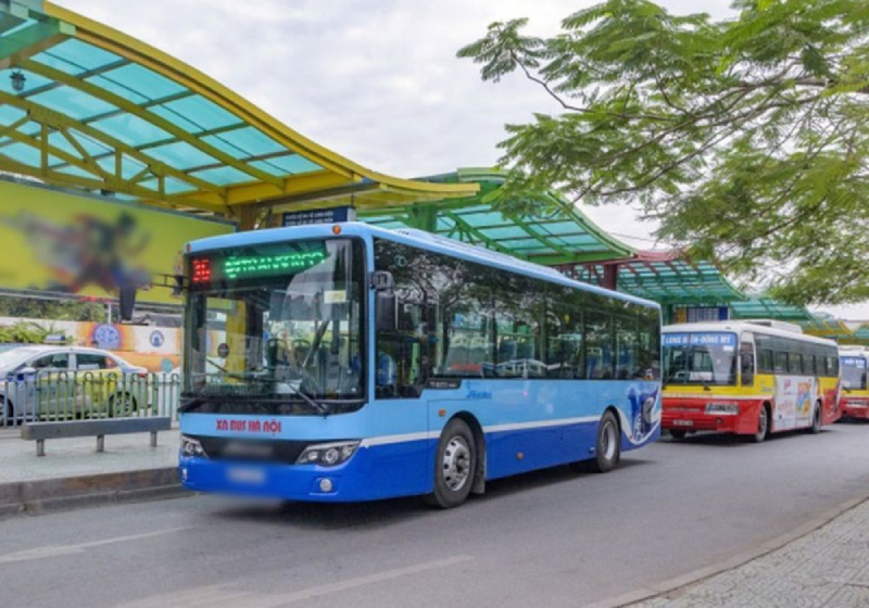 Di chuyển bằng xe bus đến lăng Bác
