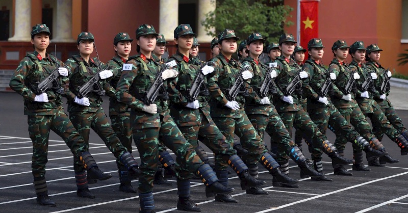 Các chiến sĩ nữ tập luyện diễu binh