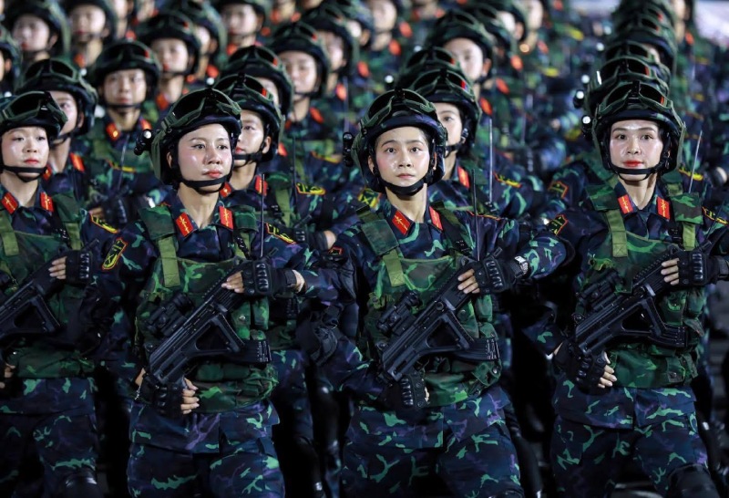Vẻ mặt nghiêm nghị, kiên cường của các chiến sĩ