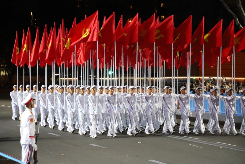 Đoàn diễu hành cầm cờ