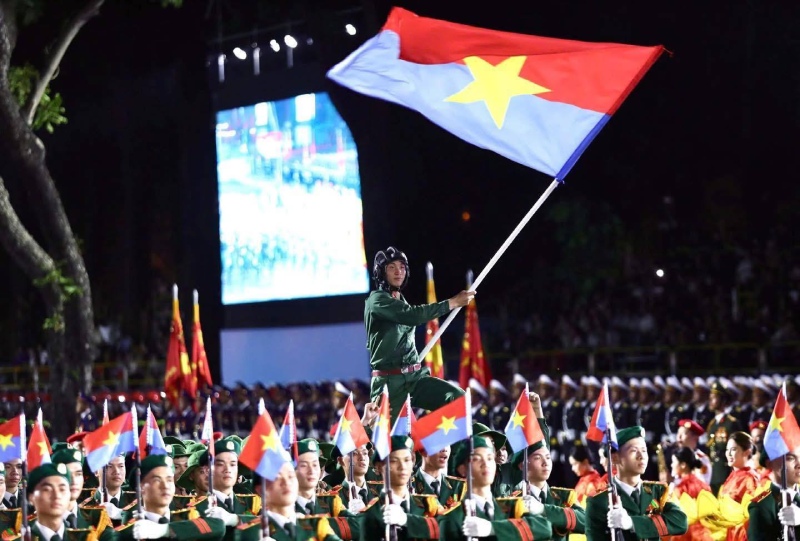 Các chiến sĩ cầm cờ