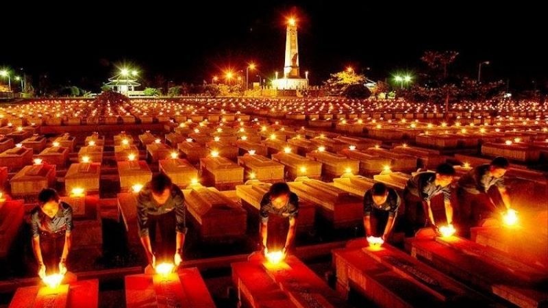 Thắp nến tri ân tại nghĩa trang liệt sĩ vào ban đêm