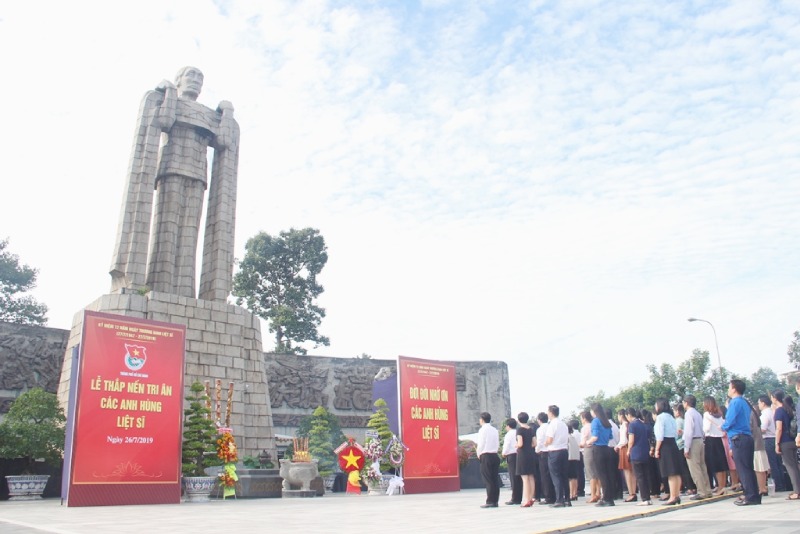 Lễ thắp nến tri ân các anh hùng liệt sĩ