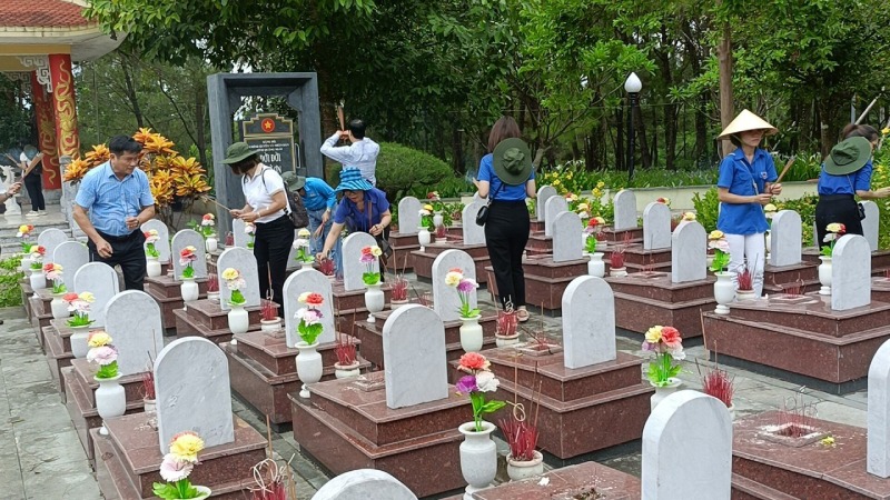 Đoàn thanh niên dọn dẹp, thắp hương phần mộ liệt sĩ
