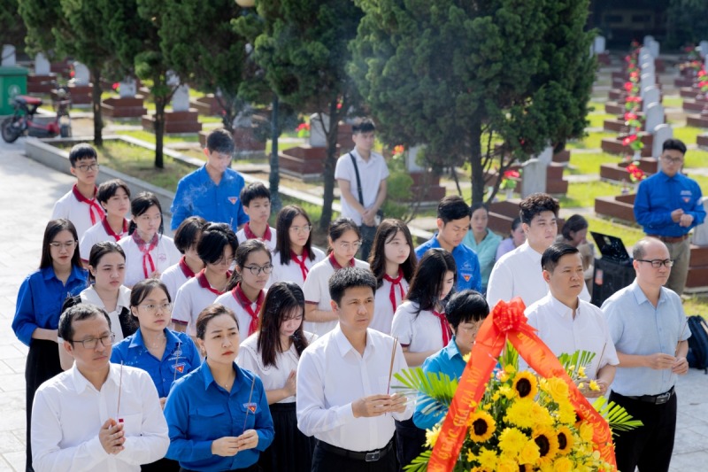 Đoàn học sinh, đoàn viên dâng hương tưởng niệm