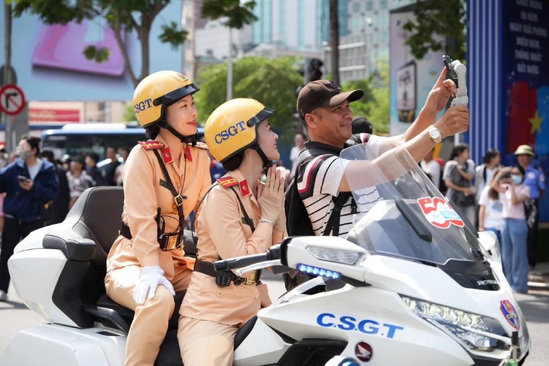 Người dân chụp hình lưu niệm cùng nữ công an
