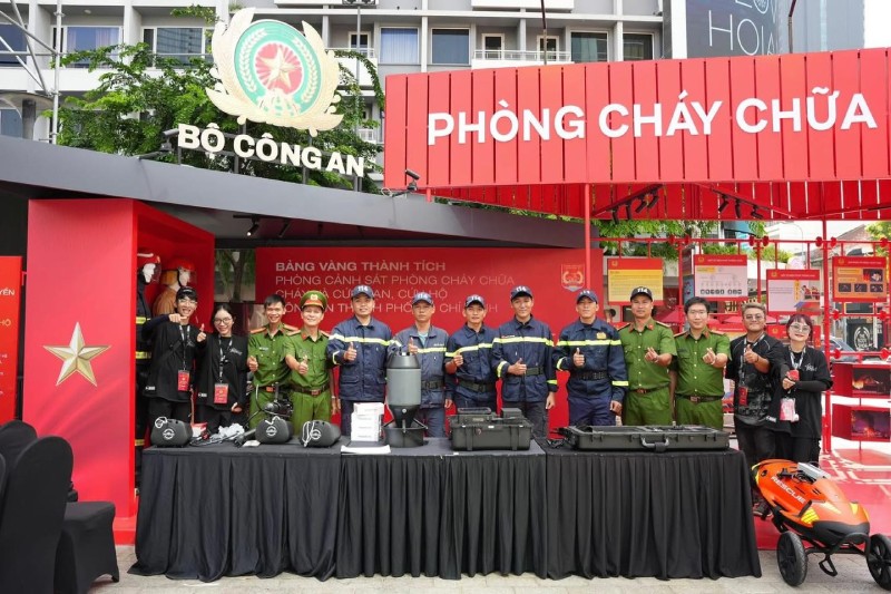 Các chú công an chụp hình tại khu trưng bày khí tài