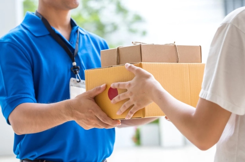 Nhân viên giao hàng Shopee giao kiện hàng cho khách tại nhà