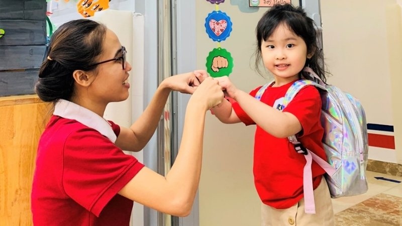 Bạn học sinh tiểu học nói lời cảm ơn với cô giáo nhân ngày 20/11