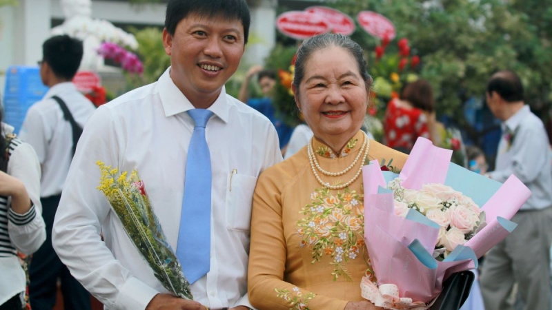 Cô giáo nhận hoa và gửi lời cảm ơn đến phụ huynh học sinh