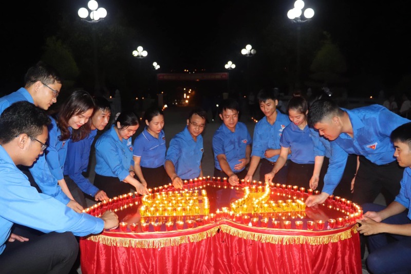  Thắp nến tri ân tại nghĩa trang liệt sĩ vào đêm 27/7