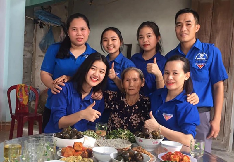 Thanh niên tình nguyện thăm hỏi và dùng bữa cùng mẹ Việt Nam anh hùng.