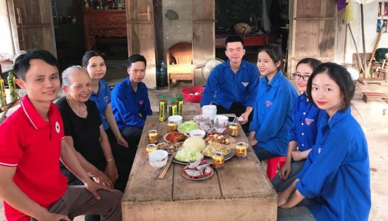 Đoàn thanh niên thăm hỏi, tặng quà và ăn cơm cùng bà mẹ liệt sĩ