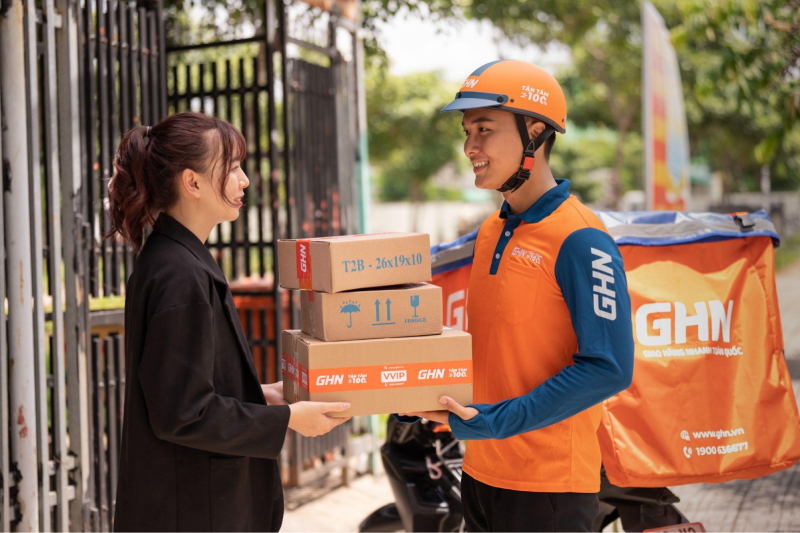 Nhân viên giao hàng giao đến đúng địa chỉ theo mã bưu chính
