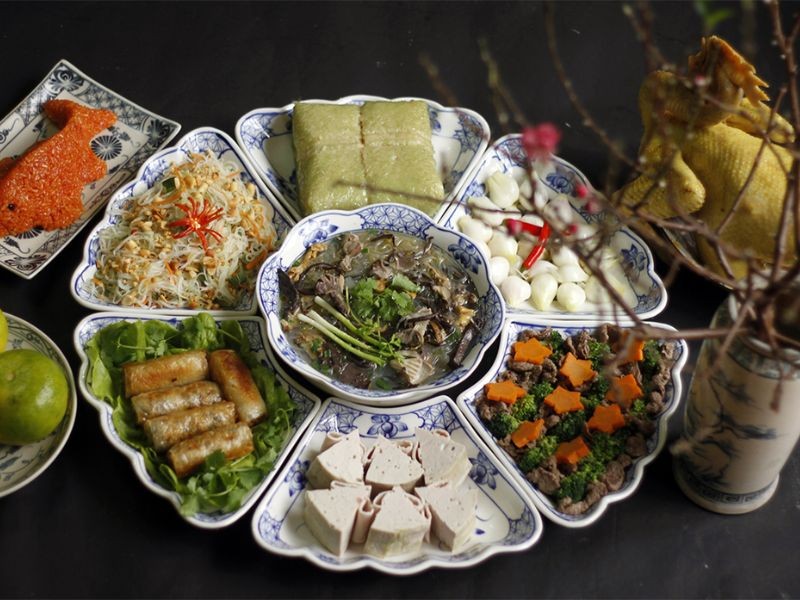 Mâm cỗ với 7 món như bánh chưng, xôi gấc, chả, dưa giá.