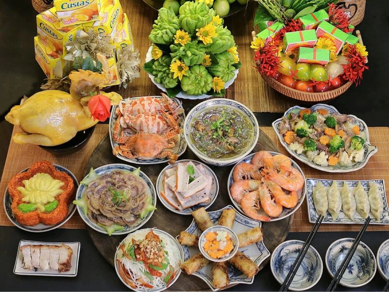 Mâm cỗ với đầy đủ các món từ gà, tôm, cua đến các món xào, chuẩn bị cúng ông Công, công Táo