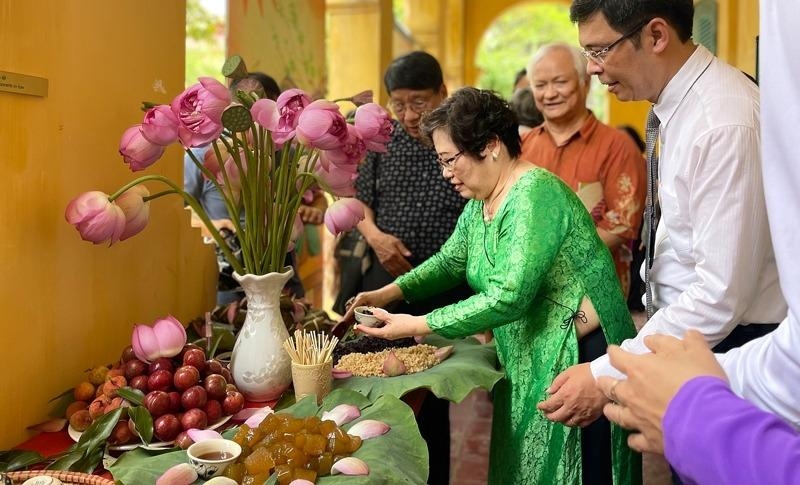 Thực hiện lễ cúng