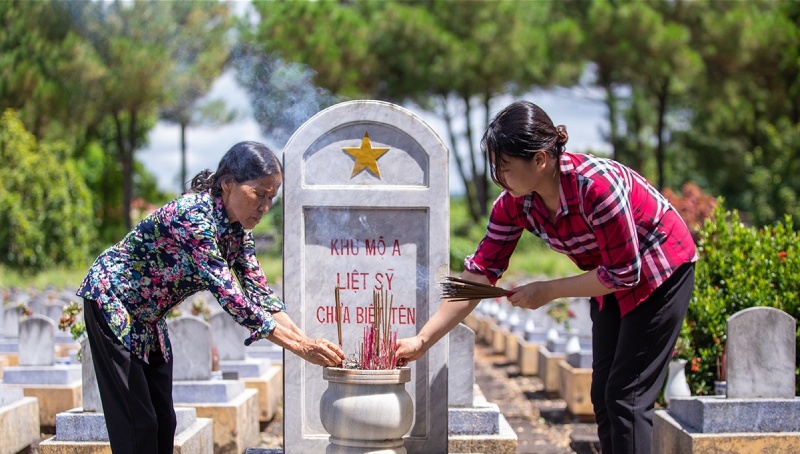 Thắp hương kỷ niệm thương binh liệt sĩ