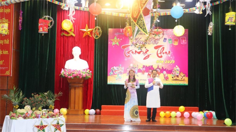 Sân khấu Trung Thu với MC dẫn chương trình và trang trí đèn lồng