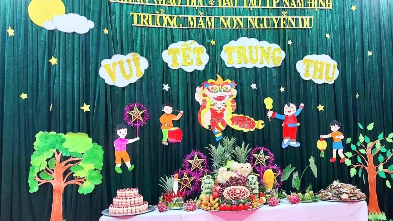 Trang trí Tết Trung Thu tại trường mầm non với mâm cỗ và đèn ông sao