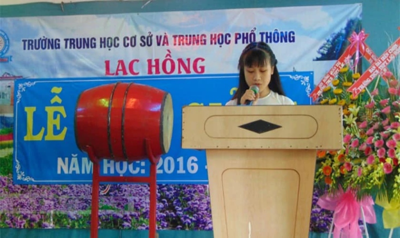 Học sinh phát biểu trên bục giảng