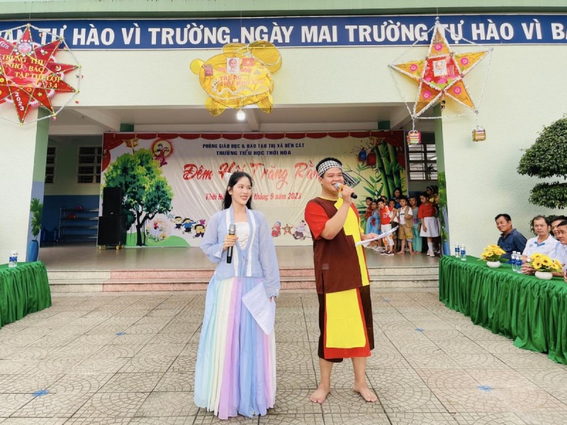 MC hóa trang Chị Hằng và chú Cuội dẫn chương trình Trung thu