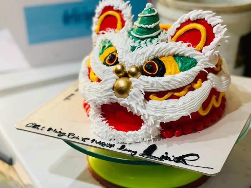Bánh kem Trung Thu tạo hình đầu lân sống động với màu sắc rực rỡ