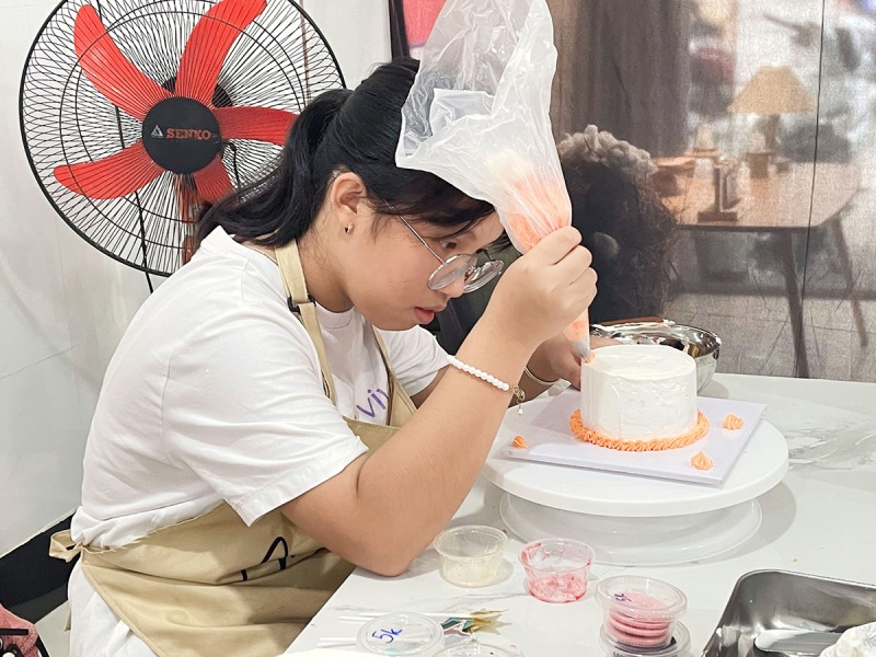 Trang trí bánh kem Trung Thu bằng túi bắt kem màu cam