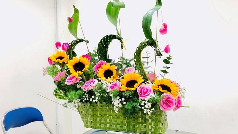 Giỏ hoa hướng dương được cắm với hình dáng con thuyền