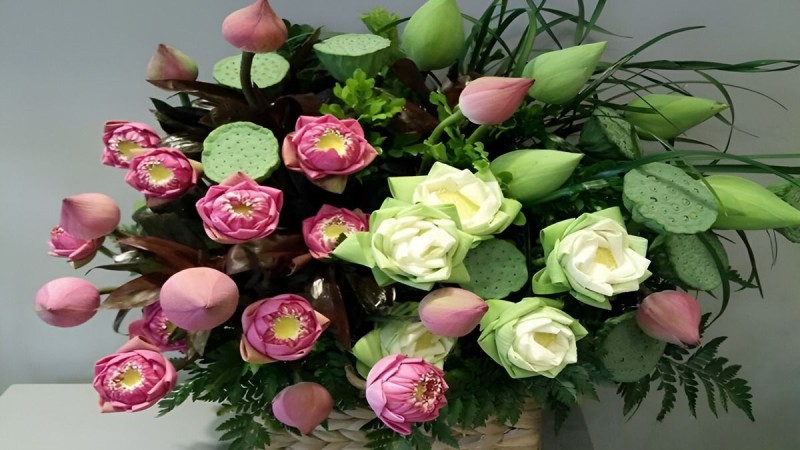 Mẫu hoa 20/11 với loại hoa chủ đạo là hoa sen trắng và hồng