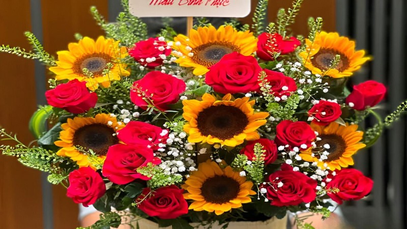 Bài thuyết trình cho mẫu hoa được cắm kết hợp giữa hoa mặt trời và hoa hồng đỏ