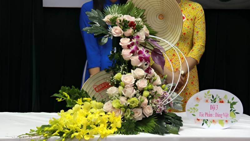 Bài dự thi 20/11 với mẫu cắm hoa hình thác đổ