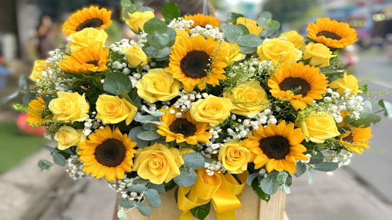 Giỏ hoa đan xen giữa hoa hướng dương và hoa hồng vàng