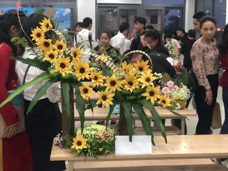 Bài dự thi cắm hoa 20/11 với tạo hình độc đáo từ hoa hướng dương