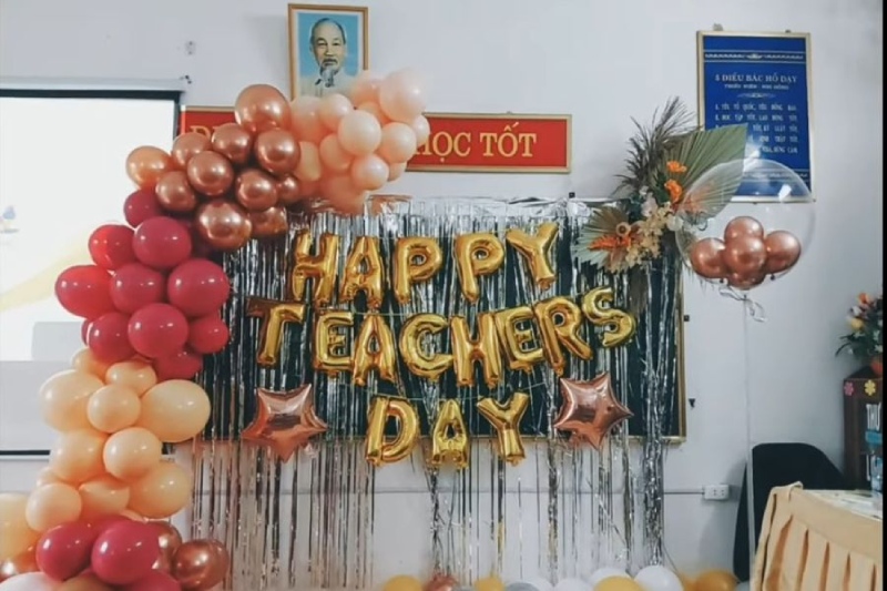 trang trí bảng 20/11 bằng bóng bay đẹp