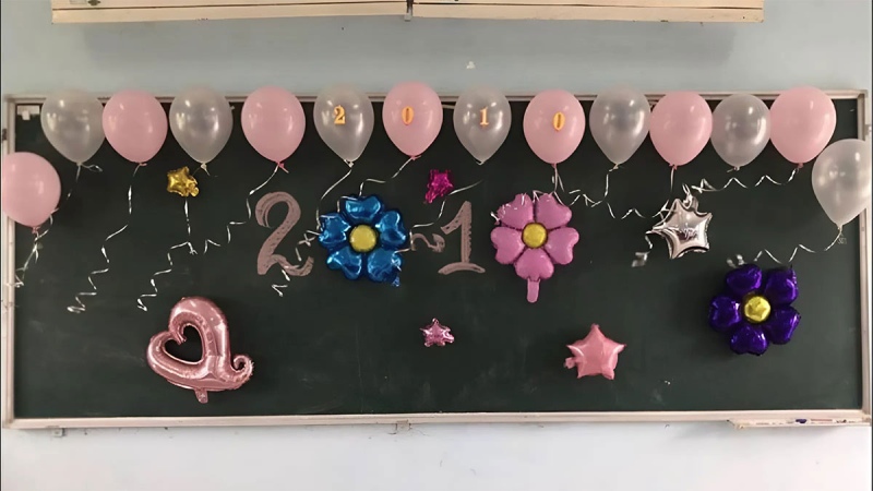 Mẫu trang trí bảng 20/11 bằng bóng bay hồng lung linh