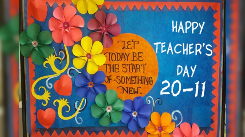 mẫu trang trí bảng 20/11 sắc màu với hình dán vui nhộn