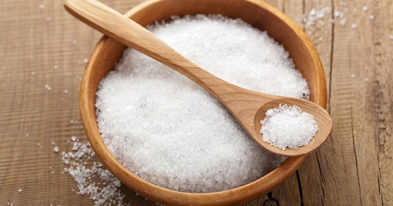 Bát muối hạt trắng với muỗng gỗ nhỏ
