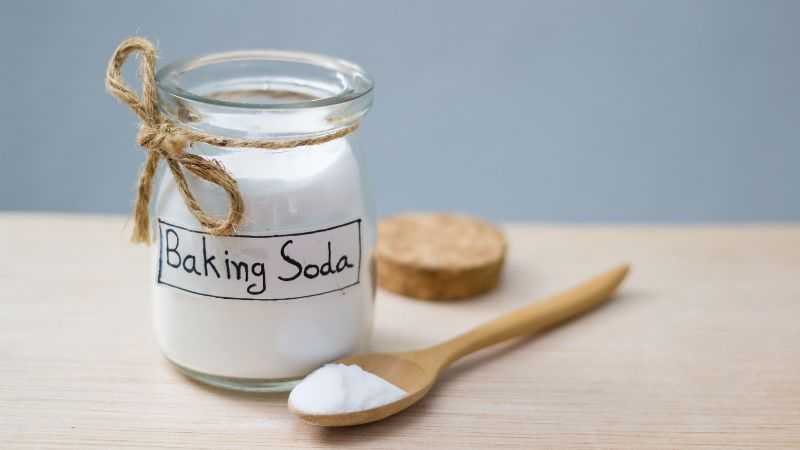 Lọ baking soda kèm muỗng gỗ