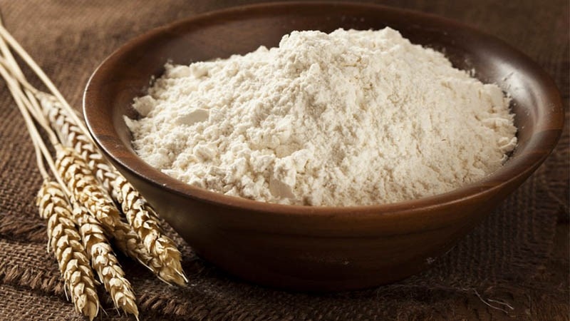 Bột mì trắng đựng trong bát gỗ