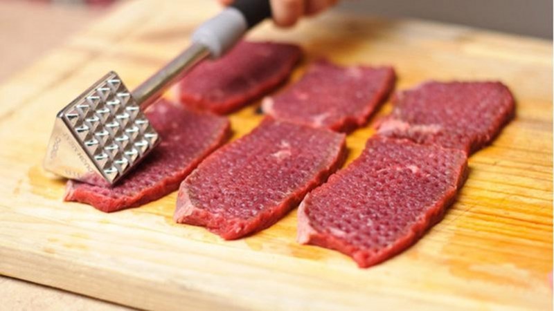 Đập thịt trước khi chế biến để dễ ngấm gia vị