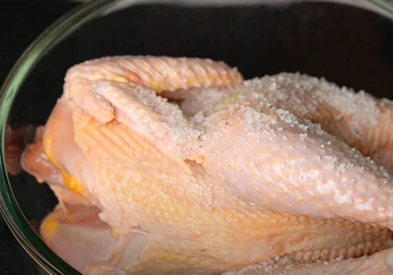 Dùng muối hạt để khử tanh gà