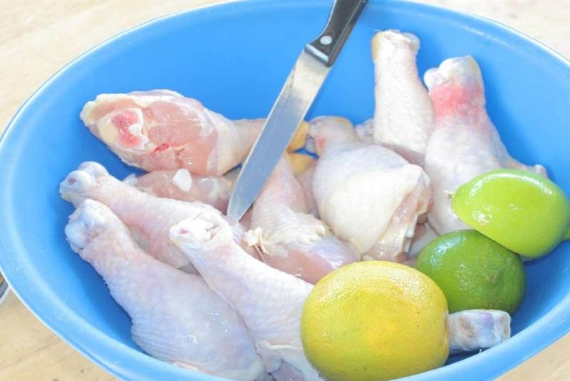 Dùng chanh hoặc giấm khử mùi gà