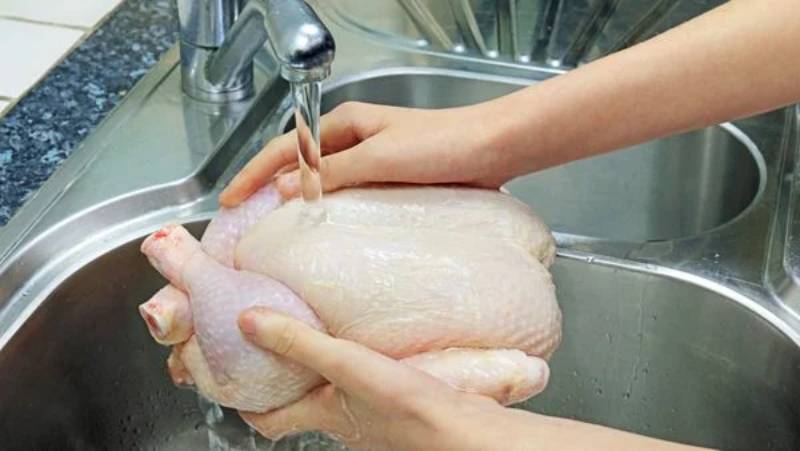  Rửa sạch gà bằng nước lạnh nhiều lần
