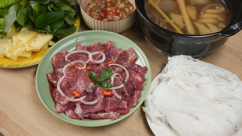 Bò nhúng giấm tươi ngon, ăn kèm bún và rau sống
