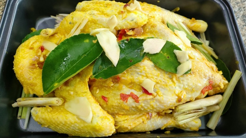 Gà hấp sả vàng ươm, thịt mềm thơm